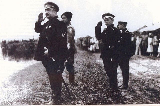    Командующий армией генерал Май-Маевский (на переднем плане) и капитан Макаров (сзади), оба в дроздовской форме. Фото: Public Domain