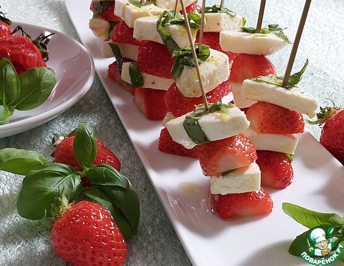 Сочетание клубники с моцареллой — это идеальное вкусовое сочетание, которое подчёркивает свежесть и сладость клубники и оттеняет её мягким сливочным вкусом моцареллы. 