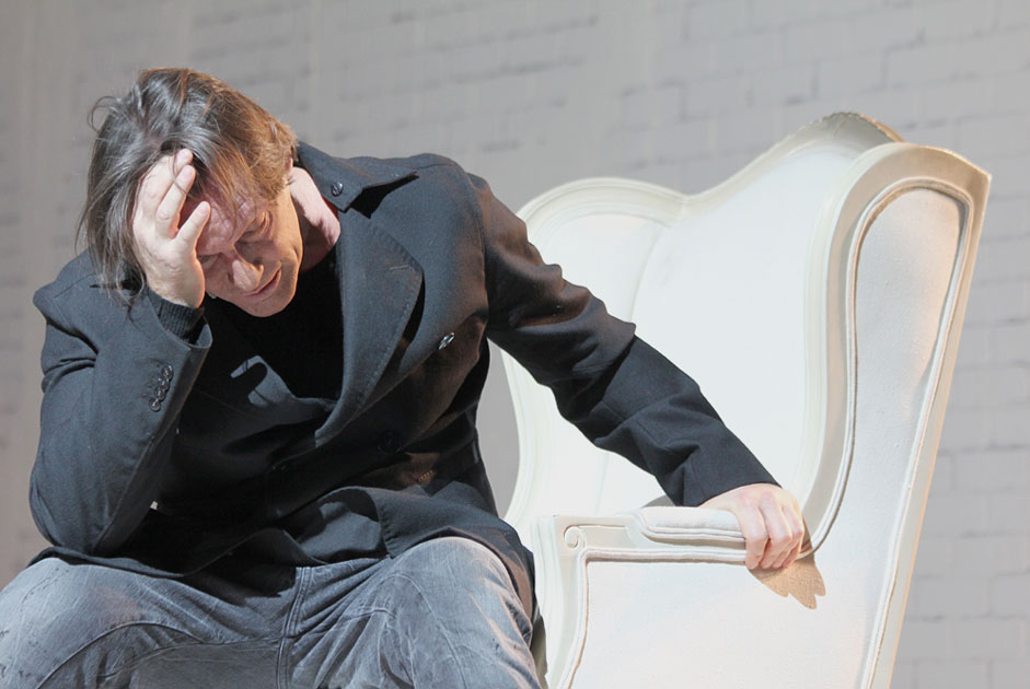 Сцена из спектакля «Идеальный муж. Комедия» (МХТ им. Чехова). Актёр Игорь Миркурбанов в роли лорда Генри (образ, объединяющий черты персонажей Уайльда и современных мотивов) в момент драматического надрыва. Богомолов парадоксально сочетает эмоциональную актерскую игру с ироничным контекстом: зритель то переживает за героя, то отстранённо замечает условность происходящего. «Идеальный муж» шёл с 2013 по 2021 год, собирая аншлаги, несмотря на коллаж из несочетаемых элементов и эпатажные решения. Спектакль стал примером успешного баланса между провокацией и зрительским интересом.