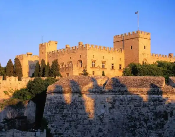 Тени призраков замка Франгокастелло. фото Nochvmuzee.ru