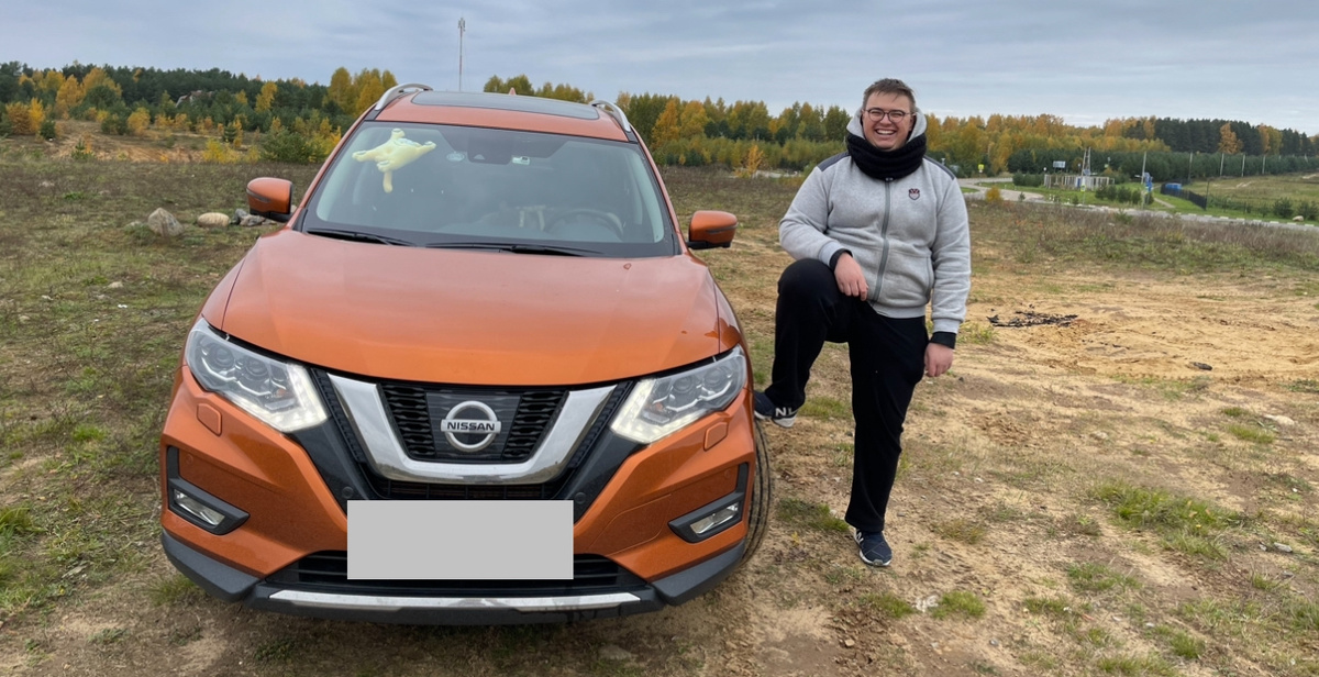 Например, захотелось мне испытать внедорожные качества своего Рыжика. Увидел крутой подъем. Подумал: «Почему бы и не попробовать?» На фото — я взял эту вершину! Правда, не знаю, что было страшнее: подниматься и думать, не испорчу ли коробку передач, или спускаться, боясь остаться без переднего бампера! Фото: Михаил Лайф Влог