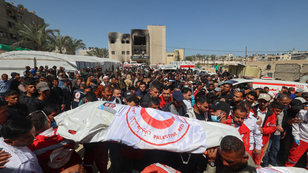 Члены Палестинского Красного Полумесяца и другие службы экстренной помощи несут тела товарищей-спасателей, которые были убиты неделю назад израильскими войсками во время похоронной процессии в больнице Насера в Хан-Юнисе на юге сектора Газа 31 марта 2025 года. © AFP04:01