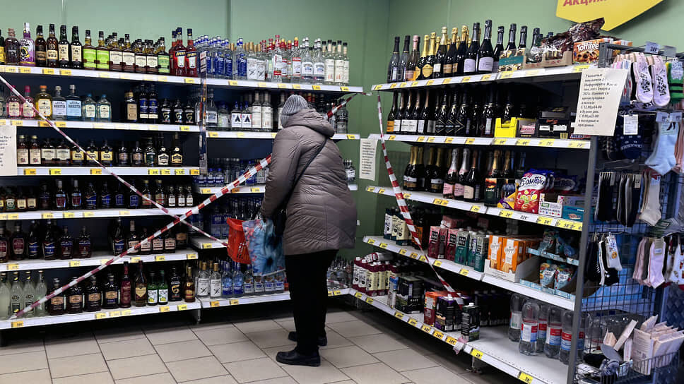 В вологодских магазинах полки с алкоголем в прямом смысле перечеркнуты.📷Фото: Александр Черных / Коммерсантъ