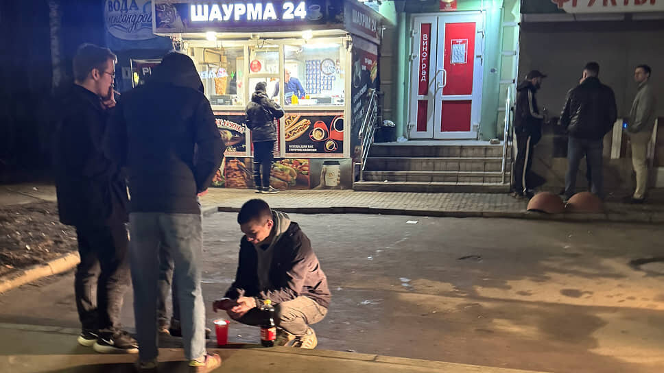 Крепкий алкоголь можно купить навынос, но его перельют в кофейные стаканчики.📷Фото: Александр Черных / Коммерсантъ