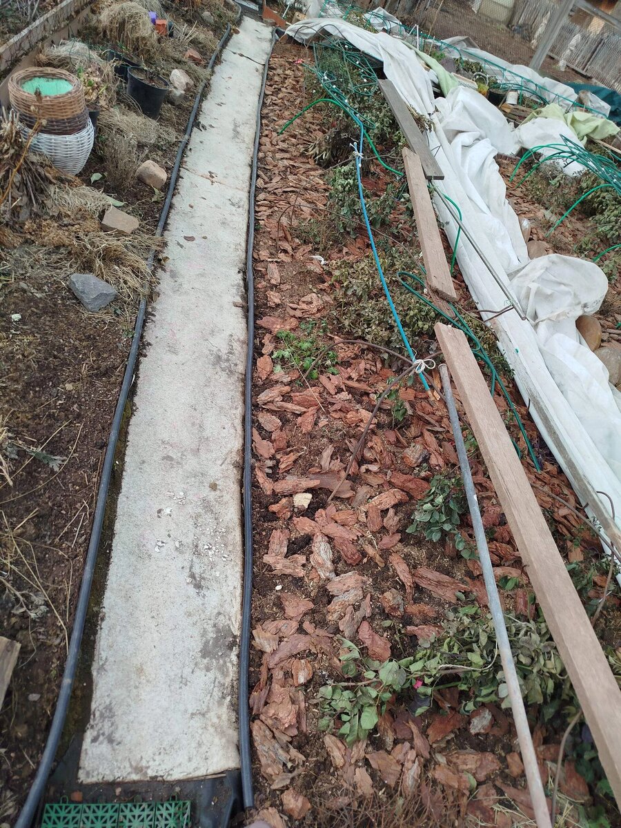 Это с левой стороны. 