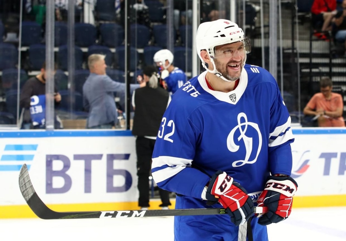 Фото юного Овечкина в форме «Динамо» с клюшкой в руках — начало карьеры в России.