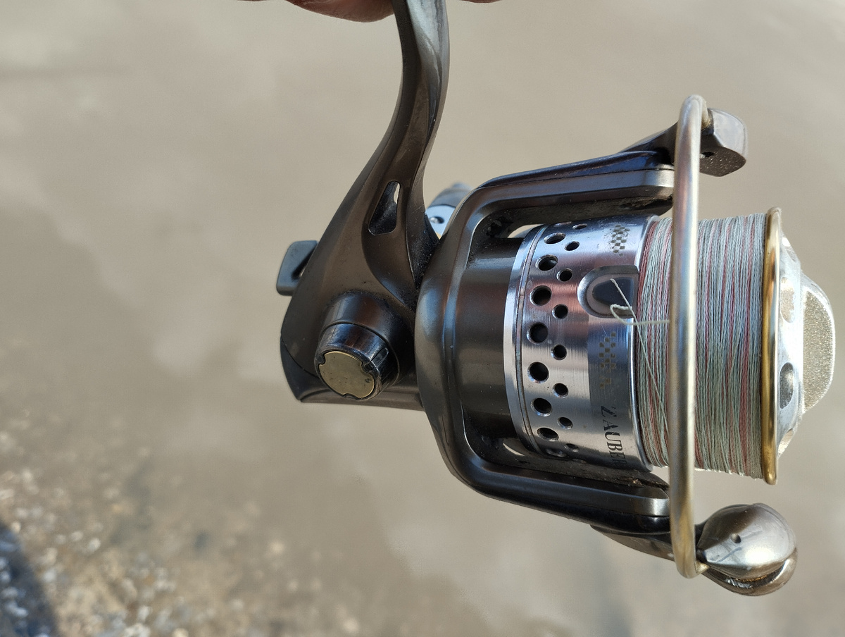 Шнур намотан на миллиметр ниже бортика шпули, что предотвращает сбрасывание петель. Фото автора Калачева А.В.