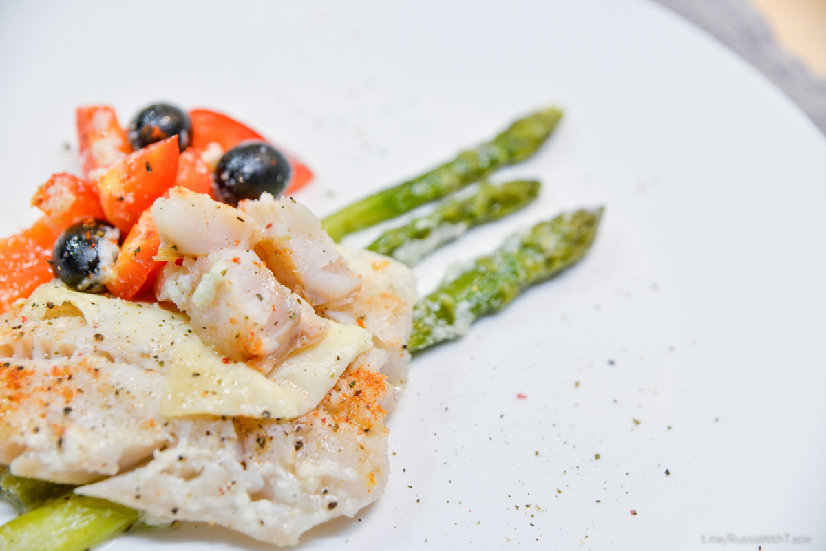 Фото: Минтай со спаржей и чесночным соусом / Елизавета Андреева