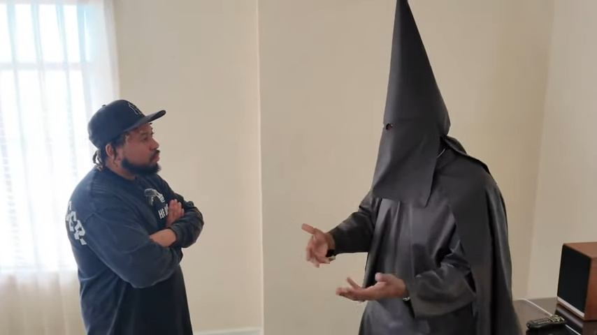 Канье Уэст недавно дал интервью вот в таком виде, поэтому от такого защитника лучше держаться подальше