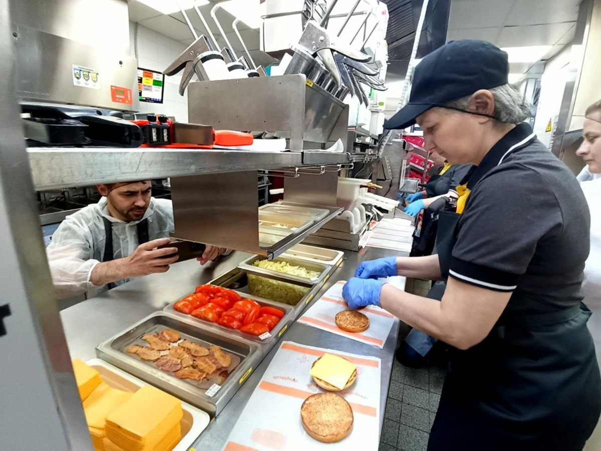 Огромная очередь в ресторан быстрого питания организовалась в Комсомольске-на-Амуре.  Фото: Фото: ФедералПресс / Татьяна Буторина