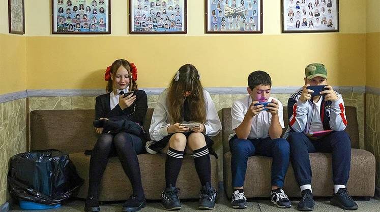    ДМИТРИЙ ФЕОКТИСТОВ/ТАСС В России 78% детей пользуется смартфонами, больше половины всего свободного времени они проводят в цифровом пространстве