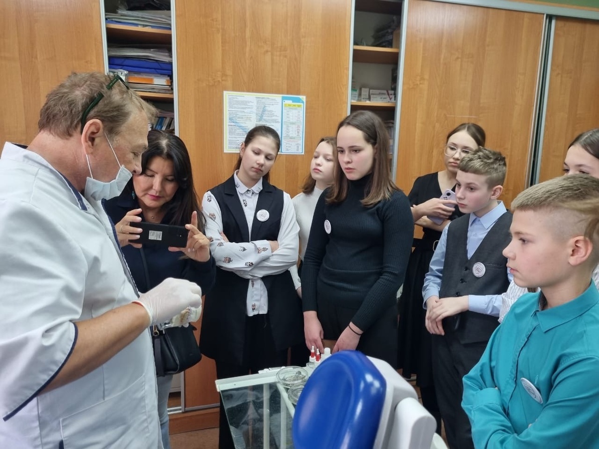 Фото: Школьники профильного класса «Молодёжь за ЗОЖ» в стоматологической клинике / Соцсети Гимназии № 30
