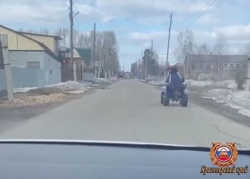     В Лесосибирске 14-летняя школьница без прав каталась на квадроцикле с подругой