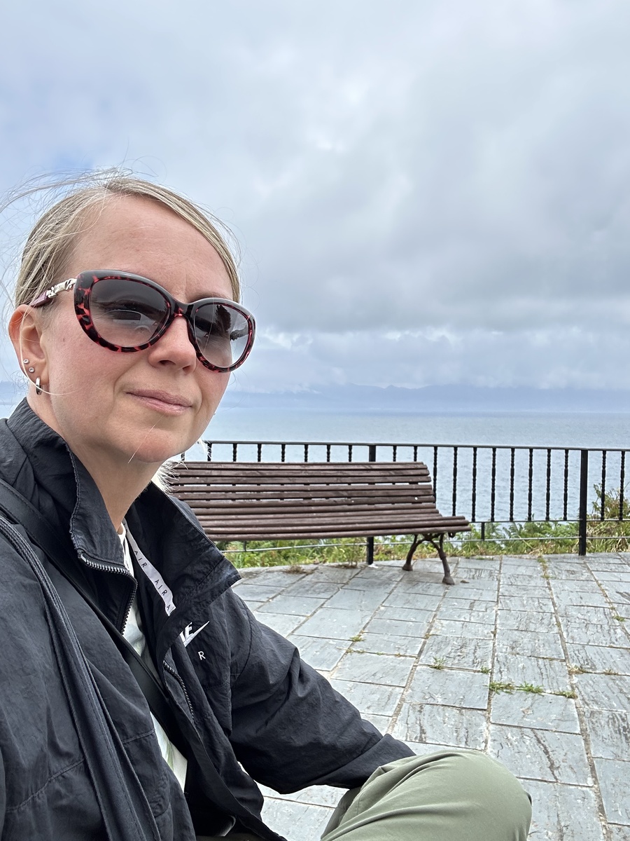 Это я почти уже отдохнувшая снова сижу на берегу океана