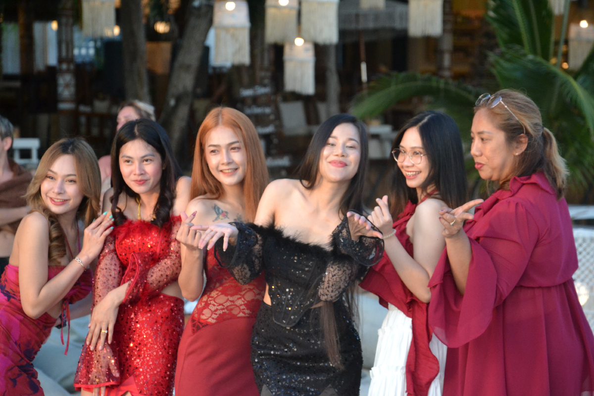 Этот жест не про деньги, как мы изначально подумали. Это сердечко, лайк