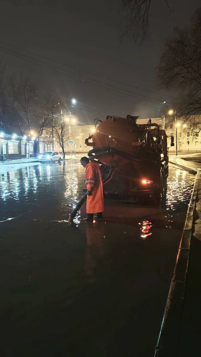     В Красноярске затопило улицы после ночного дождя