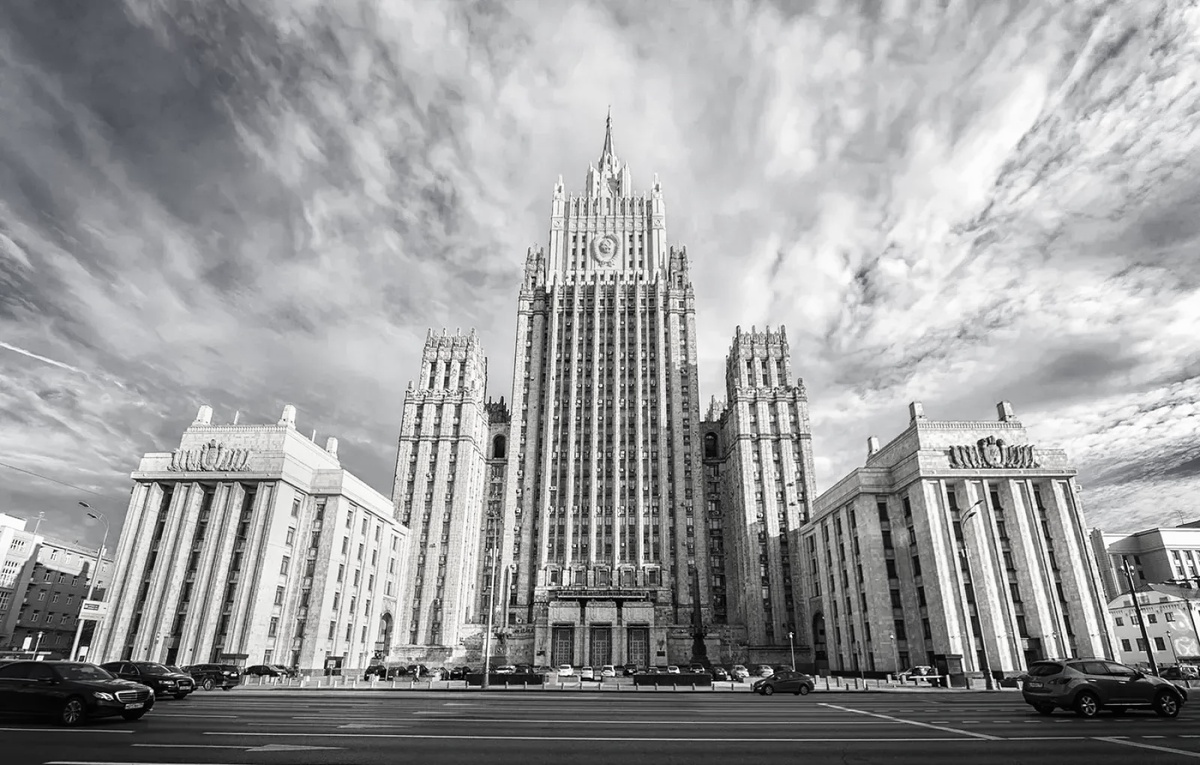O pr&eacute;dio do Minist&eacute;rio das Rela&ccedil;&otilde;es Exteriores da R&uacute;ssia (MFA RF) est&aacute; localizado na Pra&ccedil;a Smolenskaya, em Moscou. Este &eacute; um dos sete famosos "arranha-c&eacute;us stalinistas" metropolitanos erguidos nas d&eacute;cadas de 1940 e 1950.