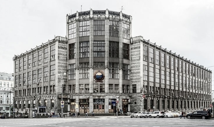 Foi constru&iacute;do em 1925-1927 pelo arquiteto Ivan Rerberg.