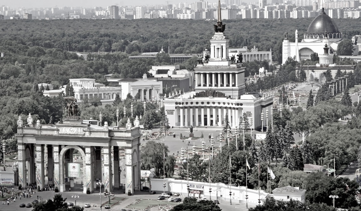 Entre as atra&ccedil;&otilde;es est&atilde;o o arco da entrada principal, o monumento "Trabalhadora e Mulher Kolkhoz" da escultora Vera Mukhina e do arquiteto Boris Iofan, fontes "Amizade dos Povos da URSS" e "Flor de Pedra", pavilh&otilde;es "Agricultura", "Cultura" e "Espa&ccedil;o".