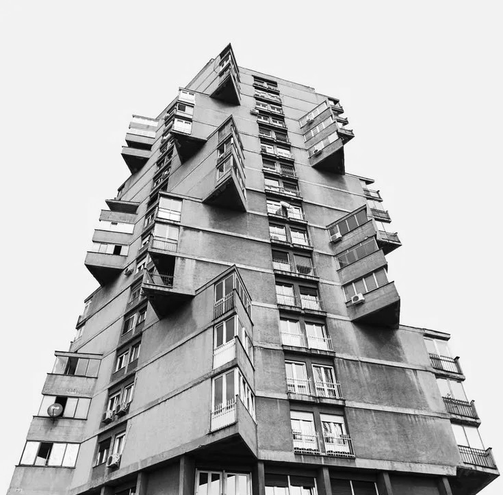 Edif&iacute;cios residenciais no estilo brutalista foram especialmente constru&iacute;dos na URSS de meados da d&eacute;cada de 1960 ao in&iacute;cio da d&eacute;cada de 1980.