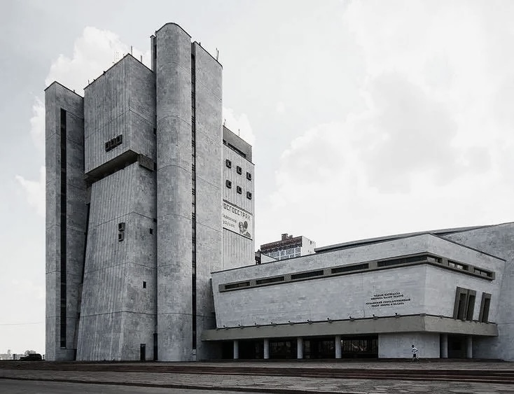 A fachada principal &eacute; decorada com arcos altos e formas facetadas afiadas, que lembram um templo ou uma nave espacial