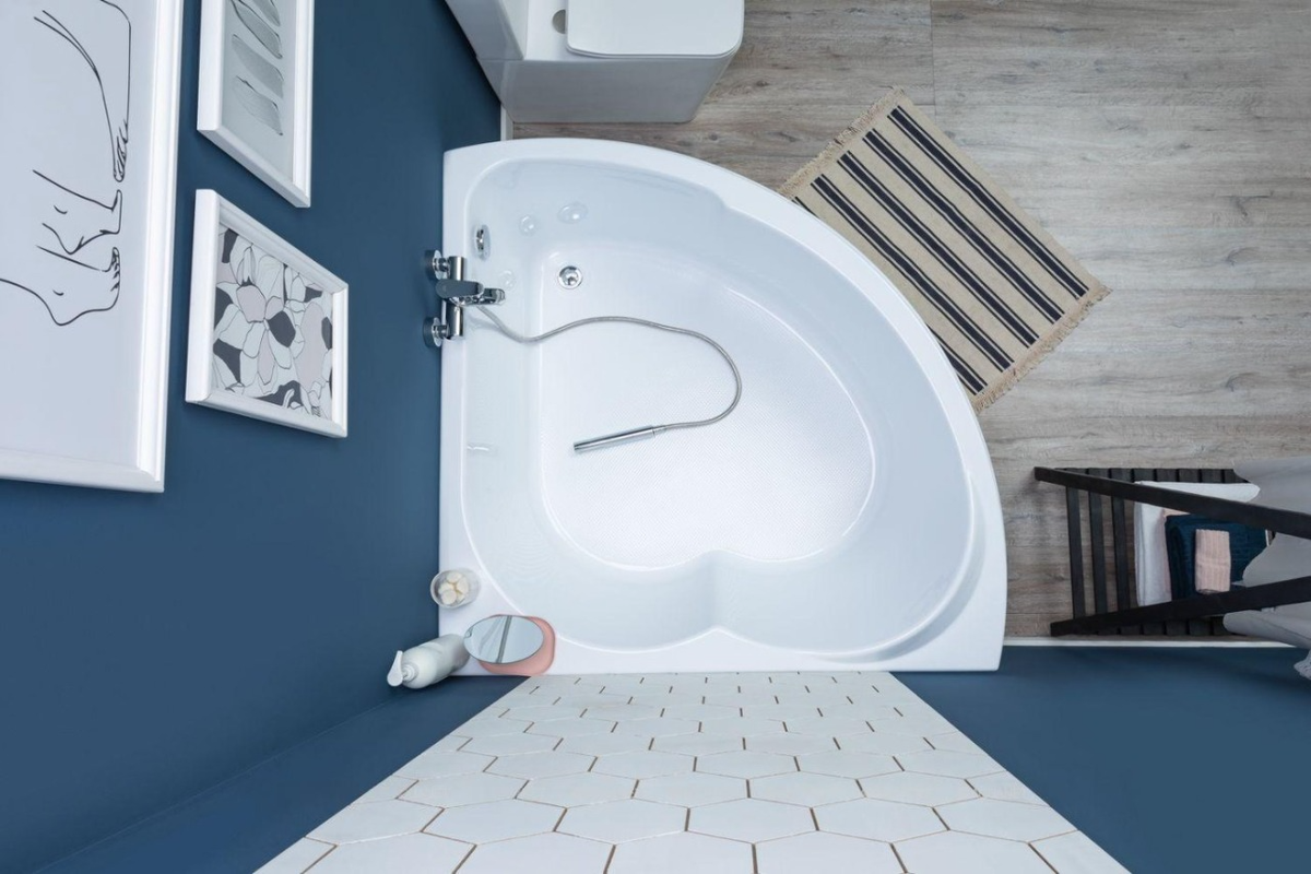 Интерьер ванной комнаты с угловой ванной.