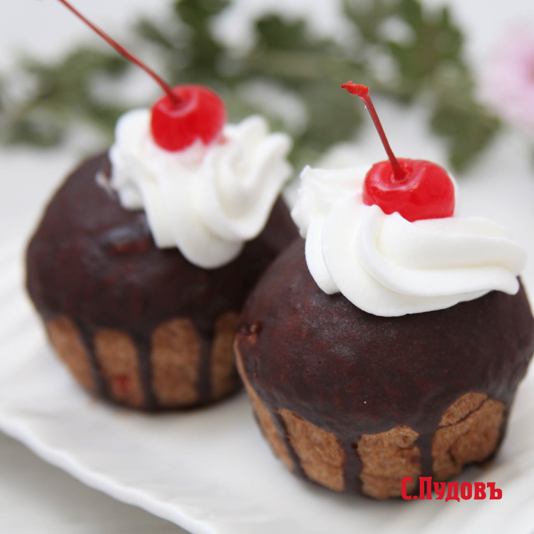 Булочки с шоколадом и вишней