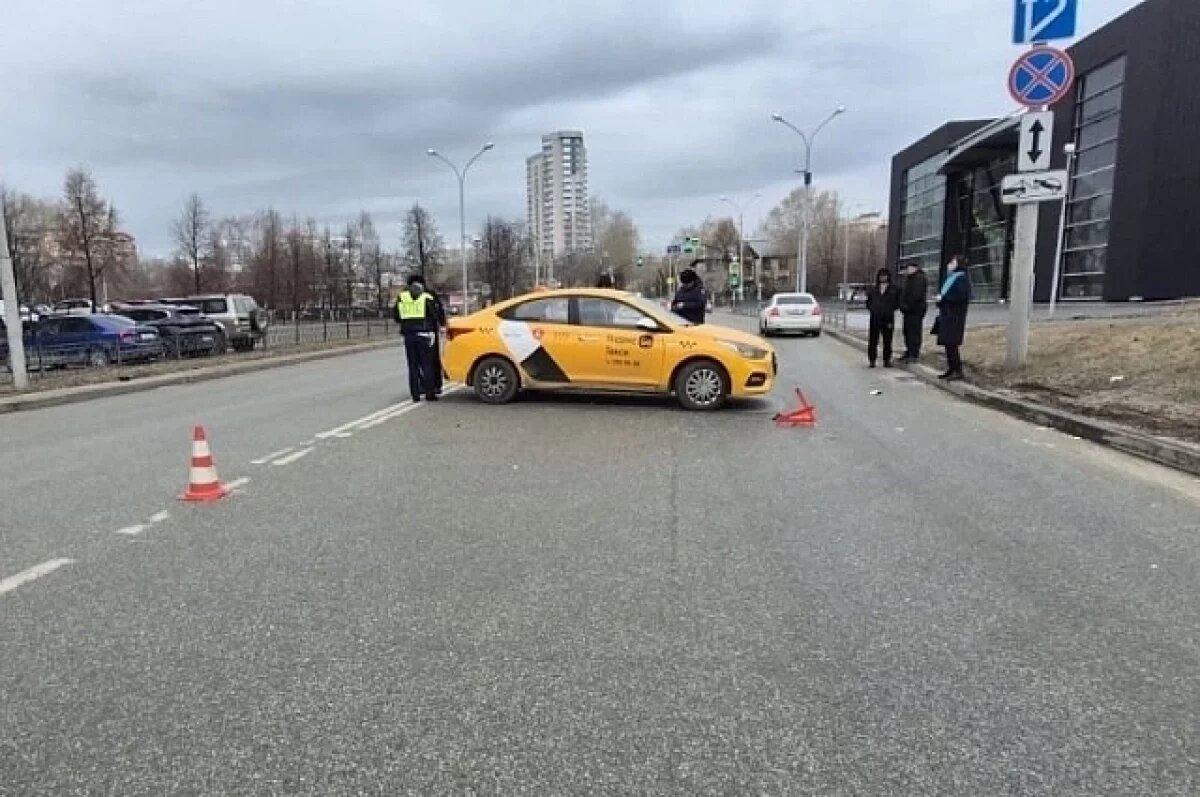    Водитель электросамоката погиб в ДТП с машиной такси в Екатеринбурге