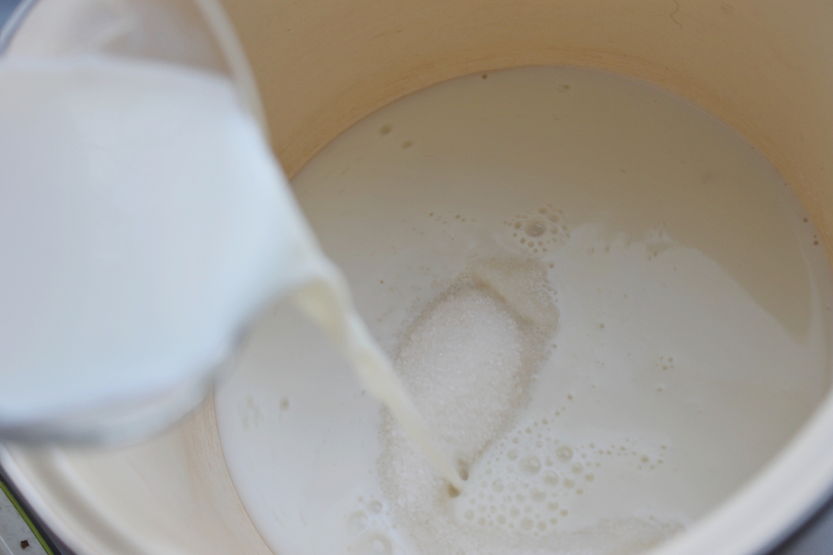 Сахар для того, чтобы дрожжи проснулись.