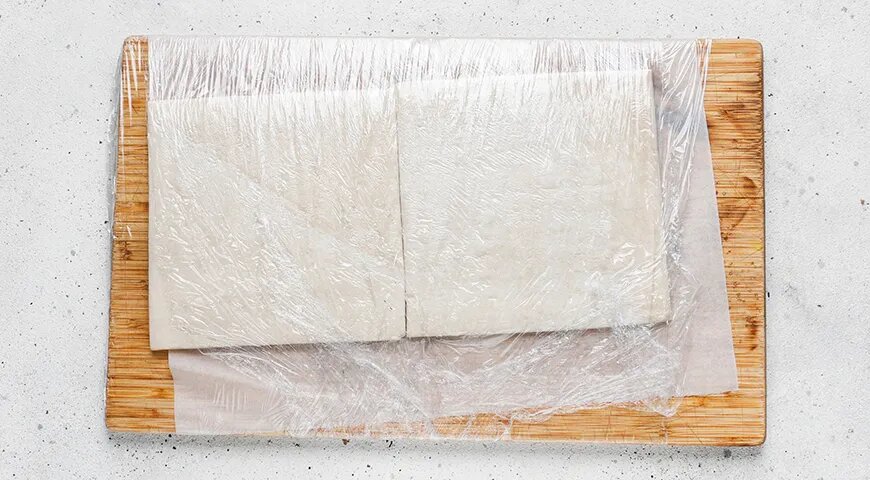   Сосиски в слоеном дрожжевом тесте на сковороде (gastronom.ru)