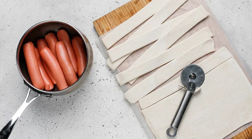   Сосиски в слоеном дрожжевом тесте на сковороде (gastronom.ru)