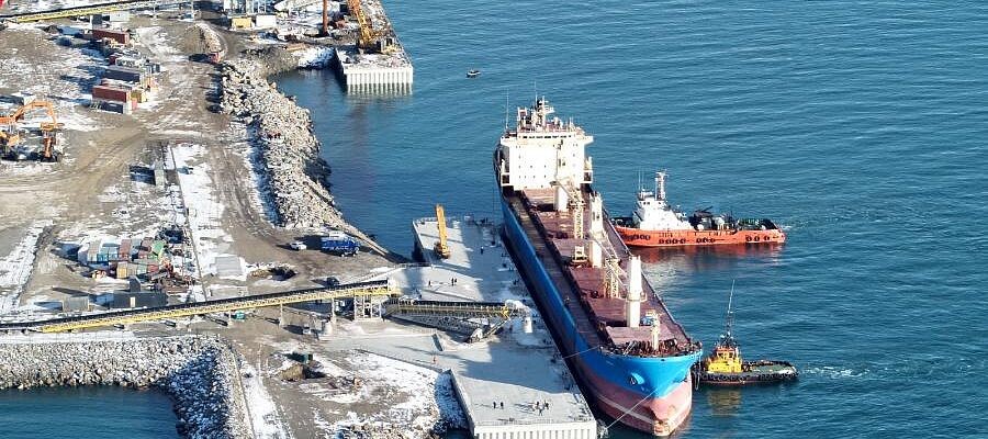 © Федеральное агентство морского и речного транспорта / morflot.gov.ru (Первое судно в порту «Эльга», ноябрь 2024 г. Уголь по железной дороге доставляют до ленточного конвейера длиной 5 км. Затем груз транспортируют до порта и перегружают на суда. Все три объекта — месторождение, дорога и порт — принадлежат компании «Эльга» Альберта Авдоляна)