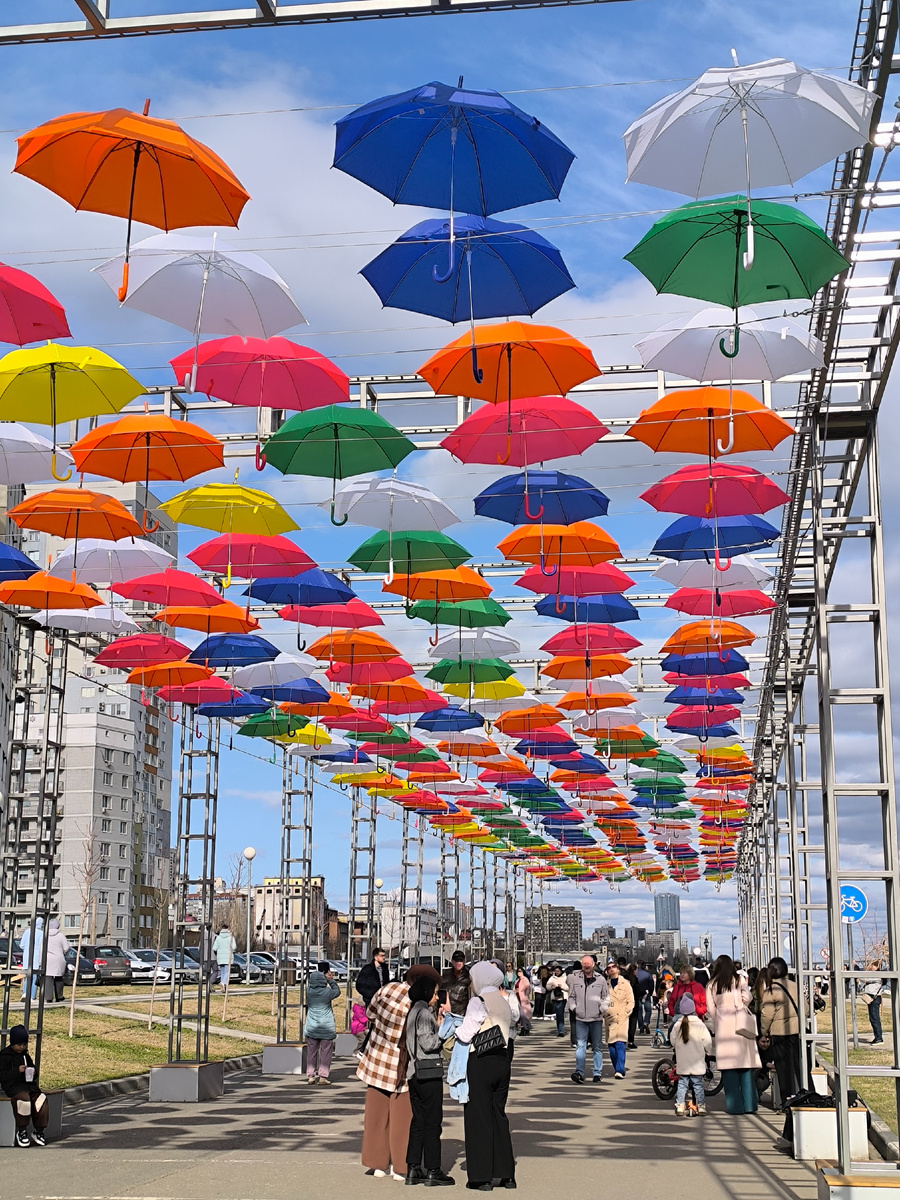 Аллею зонтиков вон сделали. Говорят, потратили на это дело 12 миллионов🫠 А зонтики не выдержали первых ветров и все погнулись. Не знаю, как они сейчас выглядят, мы успели на них полюбоваться, когда всё было целое) Здесь и далее фото автора канала.