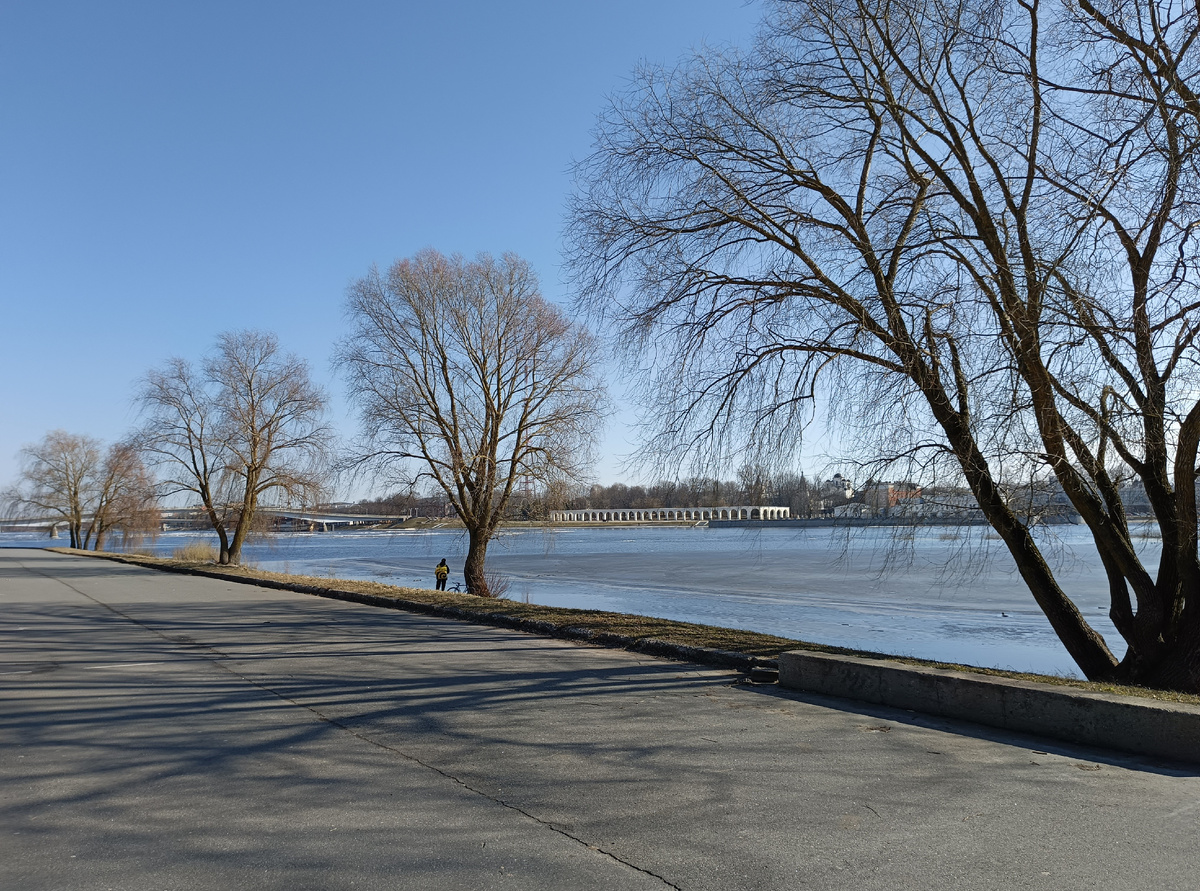 Вчера мы были вон там, на противоположном берегу