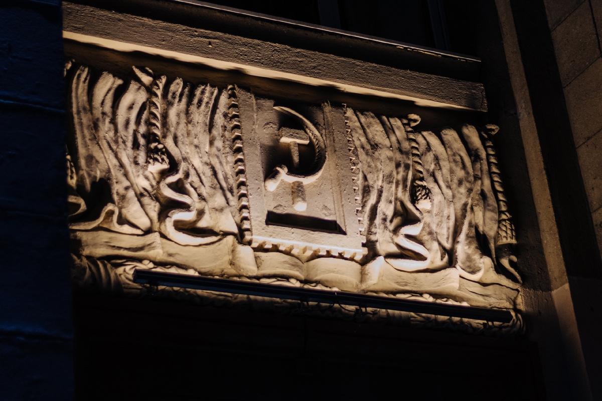 Барельефы на здании главного корпуса МГТУ имени Г.И. Носова