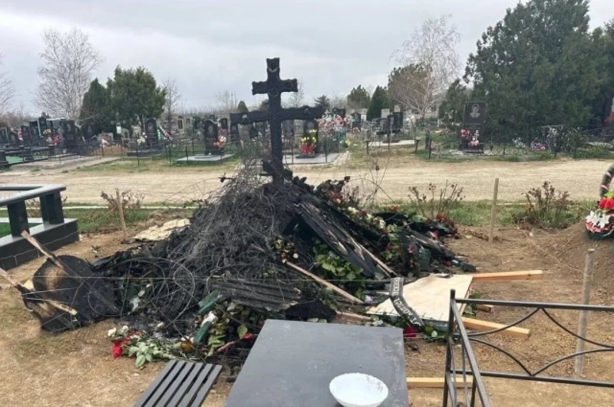    Такой увидели могилу родные военкора.