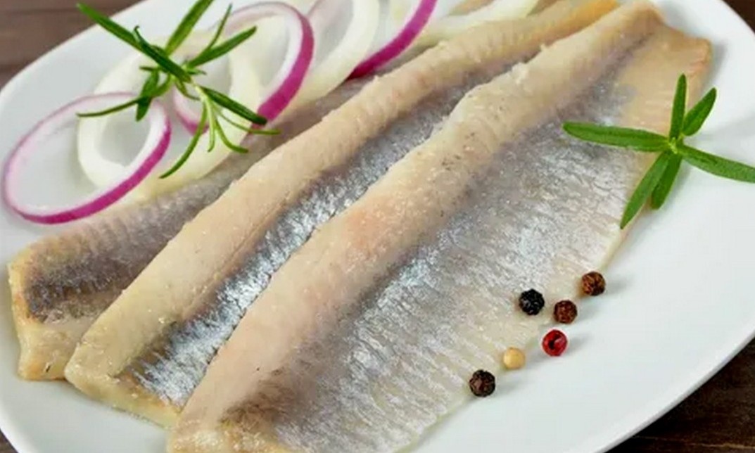 Норвежская сельдь отличается прекрасным качеством и очень полезна для людей любого возраста. 