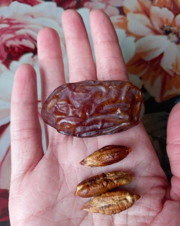 Все те же финики меджул. Беру с косточкой - выше написала, почему. Ее достать - дело 5 секунд, а вкус, как по мне, сильно отличается.