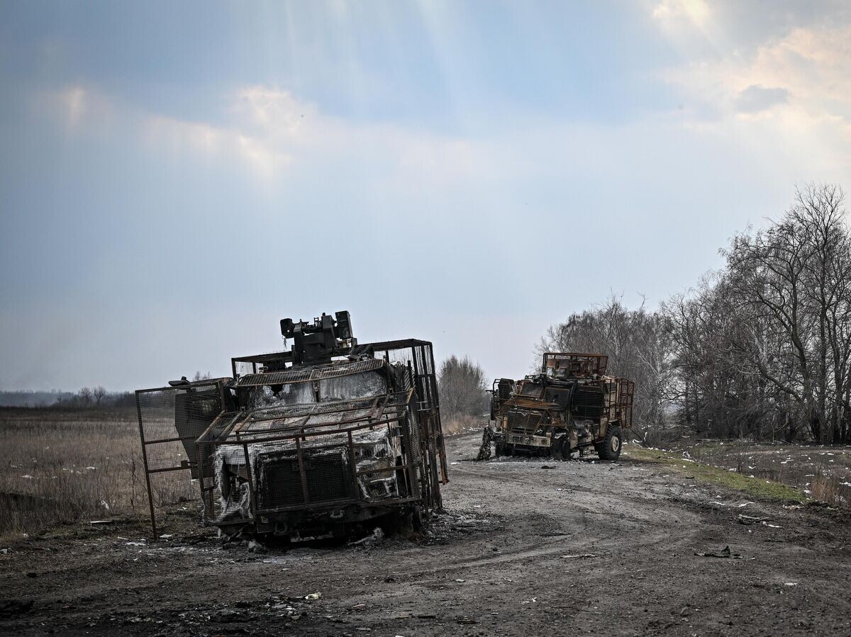    Сгоревшая колонна бронеавтомобилей ВСУ MaxxPro в Суджанском районе Курской области© РИА Новости / Сергей Бобылев