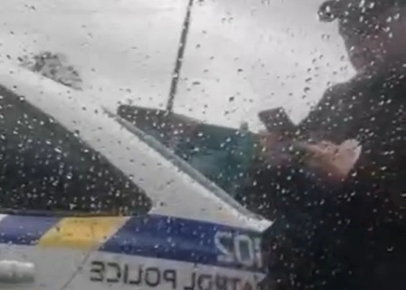    В Харькове мужчина заперся в машине от военкомов и просидел в ней 12 часов