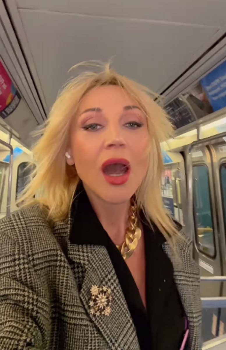Кристина Орбакайте в жакете и наушниках спела в метро. Фото: соцсети