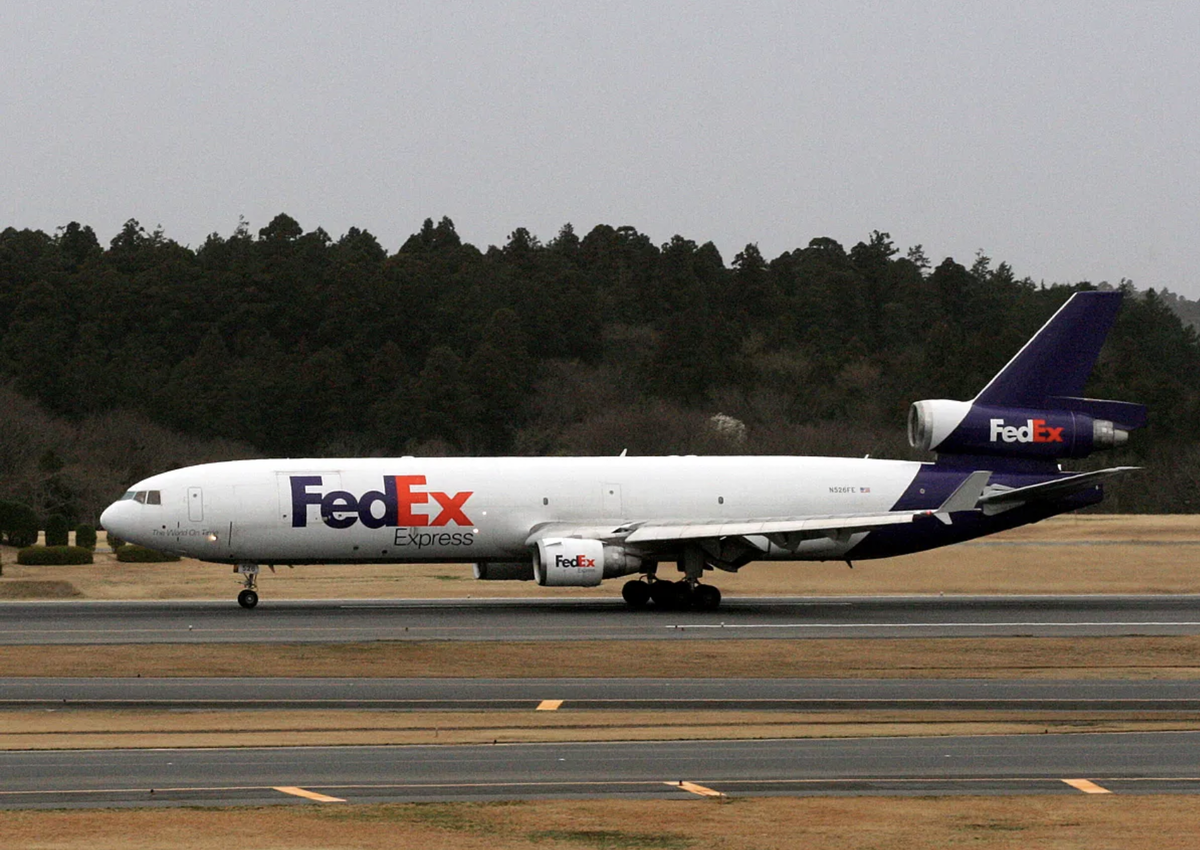 N526FE, самолёт MD-11, участвовавший в авиакатастрофе рейса 80 FedEx, за несколько дней до крушения. Те же пилоты, что участвовали в аварийном рейсе, были на борту во время съёмки этого фото. (Кентаро Иэмото)