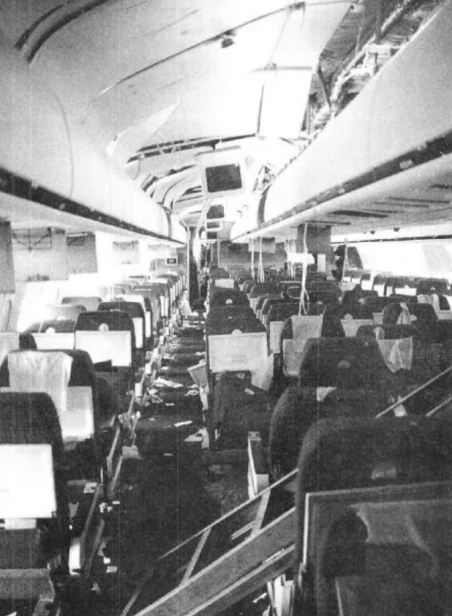 Интерьер самолёта MD-11 авиакомпании China Eastern Airlines в 1993 году после инцидента в воздухе, когда пилоты случайно выпустили закрылки во время полёта. Самолёт выполнил пилотажное упражнение, в результате которого погибли два пассажира, прежде чем благополучно приземлиться на Алеутских островах. (NTSB)
