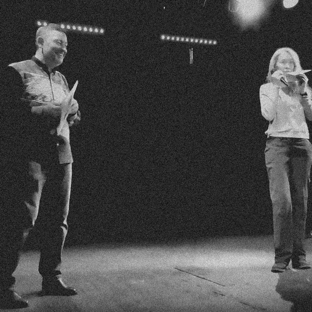 Фото 2024 г. Читаю это стихотворение Андрея Коровина и мой перевод со сцены музея-театра «Булгаковский дом»