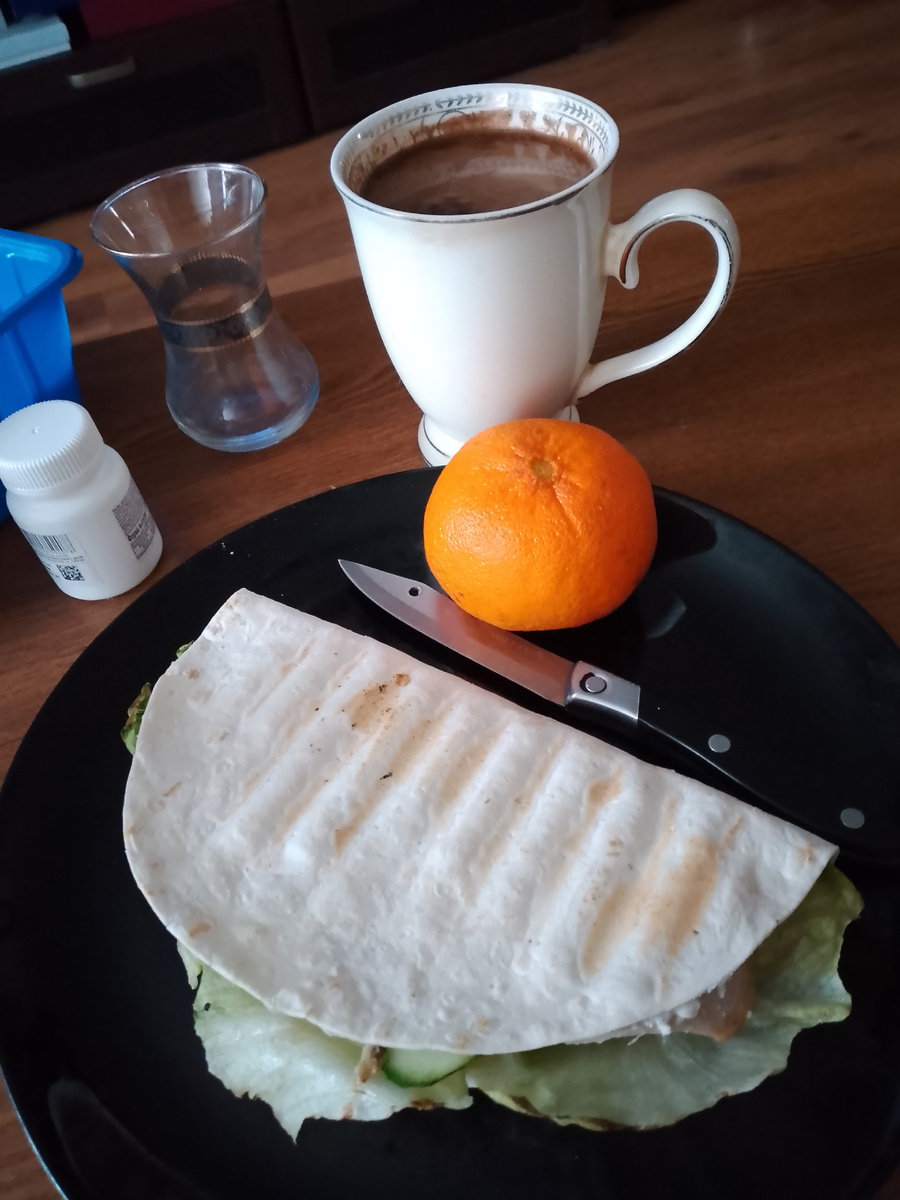 Мой завтрак на 330 ккал лаваш, курица, творожный сыр, огурец и айсберг. Пресно и не очень вкусно, но сытно. Давно ничего подобного не ела. Но хоть сбалансировано вышло, над вкусом поработаем