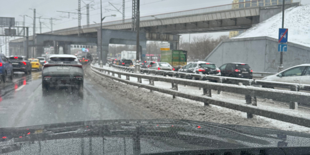 Москва снова в плену у зимы! Сегодняшний снегопад превратил столицу в настоящий зимний пейзаж, но явно не в лучшем его проявлении.