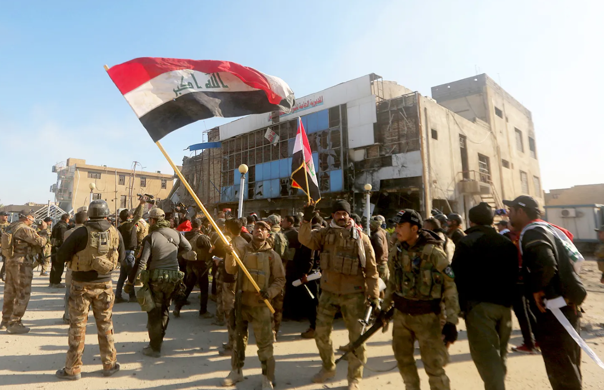 Аль-Рамади, Ирак: правительственные войска Ирака. Иракские солдаты празднуют после того, как правительственные войска отвоевали стратегическое здание в Аль-Рамади, Ирак, у боевиков «Исламского государства» (ИГ), 27 декабря 2015 года.