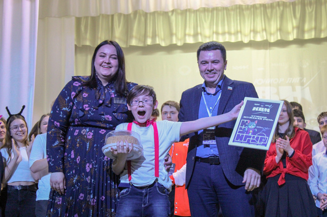 Члены жюри Дарья Зырянова и Сергей Кузнецов вручают приз за лучшую мужскую роль команде «Подтяжки» школы № 18