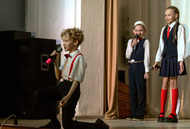 На сцена выступает будуший победитель - команда "ДальшеБольше" из Ергачинской школы