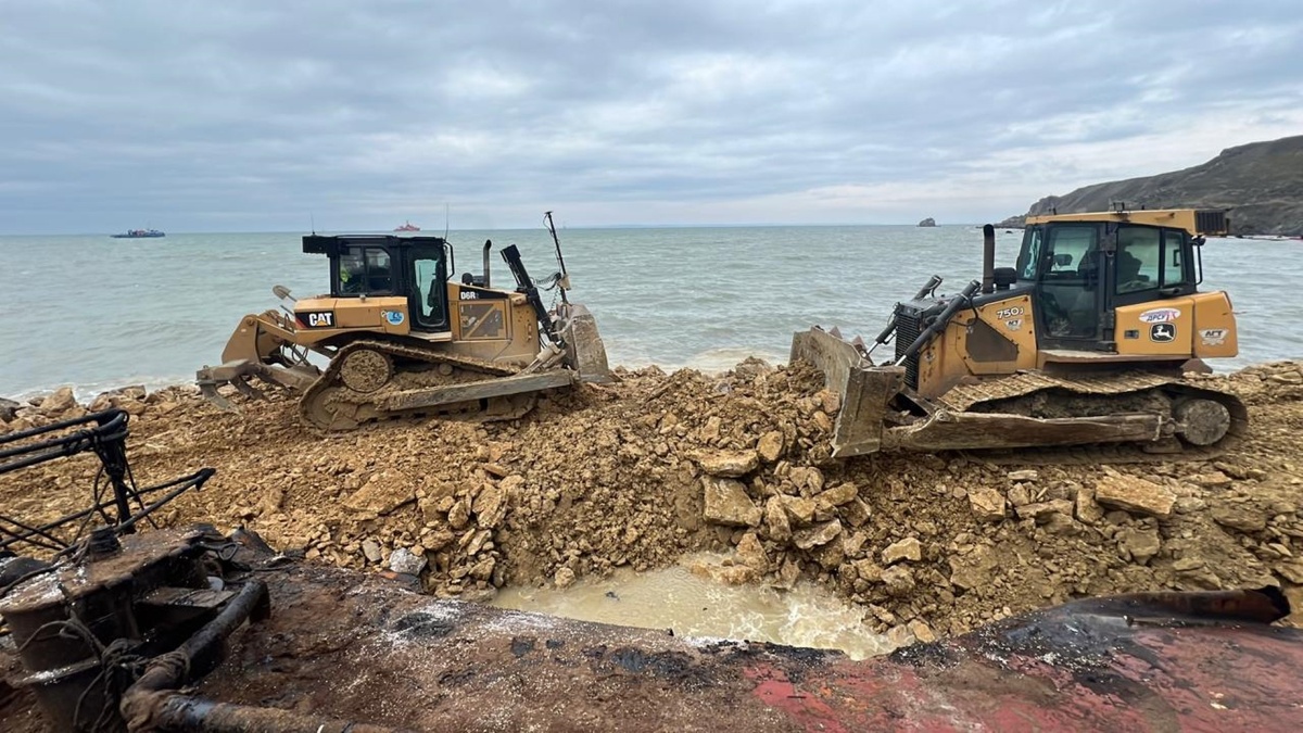 Для ликвидации последствий разлива применяется тяжелая строительная техника.  Фото: Артур Сляднев, Иван Дегтянников